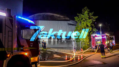 Großbrand in Härterei - Stickstoff strömt aus, legt sich wie ein weißer Nebelteppich über Straße - viele tausende Liter Gefahrstoffe im Gebäude gelagert - Feuerwehr im Großeinsatz