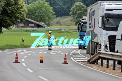 Tausende Flaschen flüssiges Obst landen auf Fahrbahn: Langer Stau bis auf die Autobahn zurück - Getränkelaster kippt um 