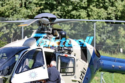 Polizeihubschrauber muss auf Sportplatz nach Bergung abgestellt und Techniker eingeflogen werden - Edelweiß 8 nach Bergungsmission am Hochhalter aufgrund von Getriebeproblemen außer Betrieb