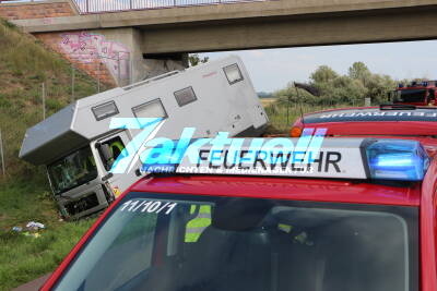 Wohnmobil verunglückt auf Autobahn und kippt um - Unfall auf A14 am Schkeuditzer Kreuz