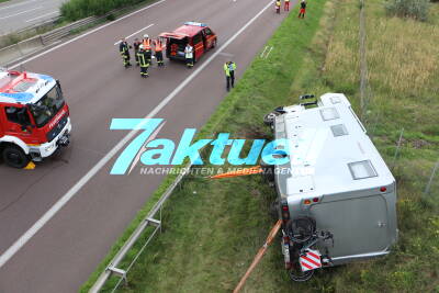 Wohnmobil verunglückt auf Autobahn und kippt um - Unfall auf A14 am Schkeuditzer Kreuz
