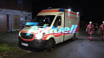Mann bei Unwetter vom Baum im Wald getroffen - Große Rettungsaktion mit 2 Hubschraubern angelaufen - doch dann wurde der Verletzte mit einem Privat-PKW aus dem Wald gebracht