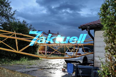 Großer Baukran stürzt bei Unwetter in Bayern um - Zertrümmert Haus-Vordach mit Solaranlage sowie Garage und Fahrzeug - 300.000 € Schaden 
