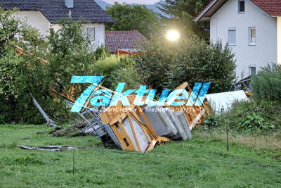 Großer Baukran stürzt bei Unwetter in Bayern um - Zertrümmert Haus-Vordach mit Solaranlage sowie Garage und Fahrzeug - 300.000 € Schaden 