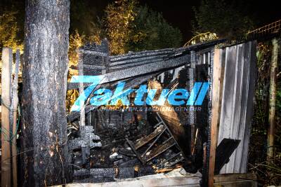 Rettungswagen entdeckt Gartenlaubenbrand - Feuerwehr Recklinghausen kann das Feuer zügig bekämpfen