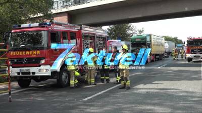 Tödlicher Autobahn-Unfall am Stauende mit zwei LKW - Tomatenkisten auf der Autobahn - Vollsperrung