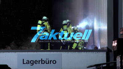 Defekt an der Photovoltaikanlage - Lagerbüro in Flammen