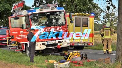 Fußballspieler (26) rast nach Überholmanöver auf Alleenstraße gegen Baum - Feuerwehr befreit schwerst eingeklemmten Führerscheinneuling - Zwei Notärzte und Zivilschutz-Hubschrauber im Einsatz