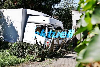 Gesundheitliche Probleme am Steuer - Lastwagen kracht in Vorgarten - Verfehlt Haus nur um Zentimeter - Fahrer im Krankenhaus