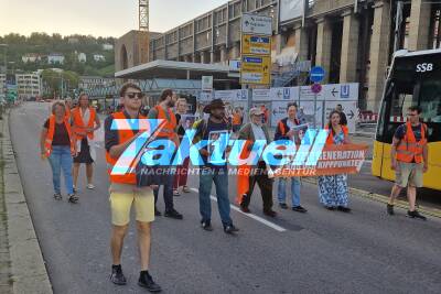 Klimaaktivisten blockieren Straße am Hauptbahnhof - zwei Krankenwagen von Polizei umgeleitet