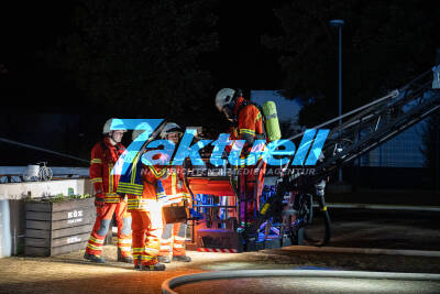 Steakhaus im Vollbrand - Millionenschaden - Gebäude einsturzgefährdet - Großeinsatz für Feuerwehr und Rettungsdienst