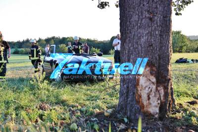 BMW kracht gegen Baum - Fahrzeug in Feld geschleudert - Fahrer schwerstverletzt mit Hubschrauber abtransportiert