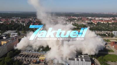 170 Meter Schornstein in Leipzig gesprengt