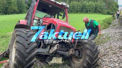 Kollision Traktor mit Salzburger Lokalbahn - Traktorfahrer schwer verletzt, ist selbst Mitglied der Feuerwehr - Schulklasse an Board