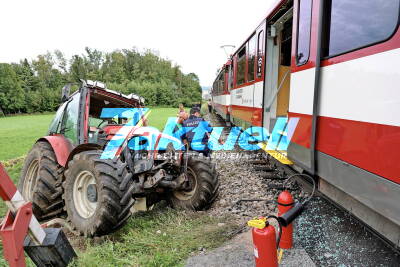 Kollision Traktor mit Salzburger Lokalbahn - Traktorfahrer schwer verletzt, ist selbst Mitglied der Feuerwehr - Schulklasse an Board