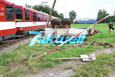 Kollision Traktor mit Salzburger Lokalbahn - Traktorfahrer schwer verletzt, ist selbst Mitglied der Feuerwehr - Schulklasse an Board