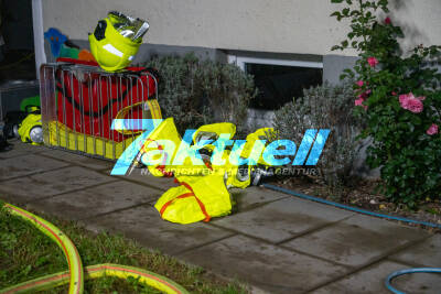 Hilfeschreie auf Balkonen und Fenstern: Brand in Mehrfamilienhaus - Kinderwagen im Treppenhaus brennt und sorgt für Verrauchung - 11 Personen druch Feuerwehr gerettet - Mann verletzt