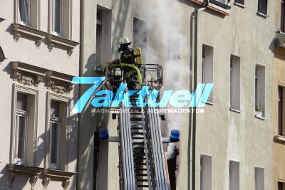 Angst vor Flammen: Frau spring aus Verzweiflung 8m in die Tiefe! Flammen schlagen aus Dachfenster (on Tape) - Wohnhaus in Leipzig in Flammen - Zwei Verletzte ins Krankenhaus - Großeinsatz!