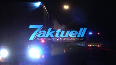 Strohmiete (30 Rundballen) brennt ab - Landwirt unterstützt die Löschmaßnamen mit Baufahrzeugen, diese müssen von FW gekühlt werden - Großeinsatz
