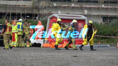 Gefahrguteinsatz - Müllwagen nach Chlorgasgeruch unter CSA durch Feuerwehr entleert - Feuerwehr im Großaufgebot vor Ort - mit O-Ton