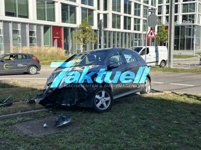  80-jährige Mercedes Fahrerin kollidiert mit Stadtbahn und kommt im Gleisbereich zum Stehen