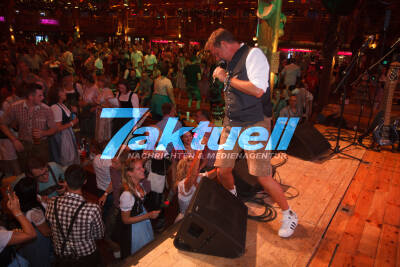 Peter Wackel live in der Almhütte Royal