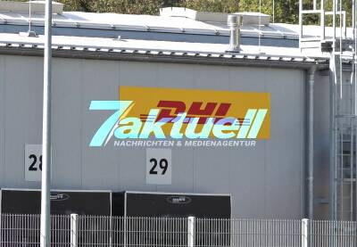 Gefahrguteinsatz bei DHL: Verdächtige Flüssigkeit aus Paket in Ebersbach - Feuerwehr rückt wegen ausgetretener Säure aus