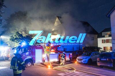 Küchenbrand in einem Mehrfamilienhaus - Bewohnerin kommt mit Rauchvergiftung in eine Klinik