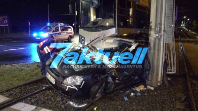 Auto zwischen Straßenbahn und Betonmast eingequetscht - Schwerer Verkehrsunfall im Leipziger Nordosten