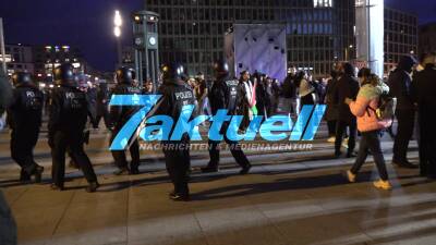 Trotz Verbot: Judenhass-Demo am Potsdamer Platz von vielen Palästina-Sympathisanten besucht - Hetze und Gebrüll gegen Israel - 800 Beamte im Einsatz