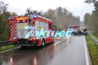 PKWs kollidieren bei Starkregen - 84 jährige verursacht schweren Frontalcrash - E-Auto in Wald geschleudert - Rettungshubschrauber bringt Verletzte ins Krankenhaus