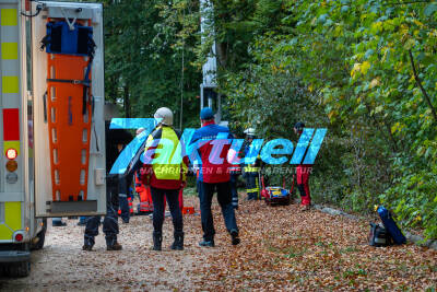 Bei Baumarbeiten aus Korb des Hubsteigers geschleudert und in Baumkrone gelandet - Feuerwehr rettet ihn mit Drehleiter