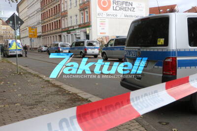 Schwer bewaffnete Spezialkräfte verschafften sich Zutritt zu einem Haus - Mann im Besitz mehrerer Schreckschusswaffen und nicht zugelassener Pyrotechnik