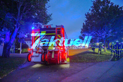 Zimmerbrand in Sozialeinrichtung -  3 Verletzte - Betreuer und Polizeibeamter löschen Feuer vor Eintreffen der Feuerwehr