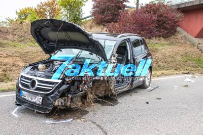 DHL-LKW kippt nach heftigem Crash um: PKW komplett zerstört - 2 Verletzte und Vollsperrung