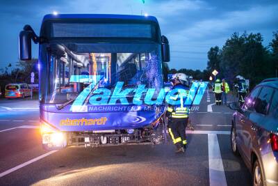 Busunfall fordert 3 Verletzte: Linienbus kracht gegen PKW