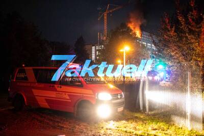 Feuer auf ex-Mercedes-Zentrale - mindestens eine Person verletzt - Ursache vermutlich Bauarbeiten