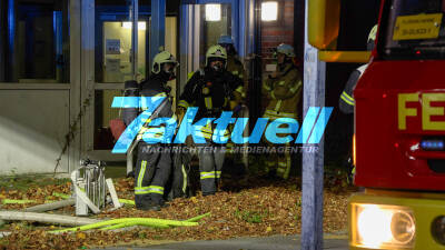Explosion in einer Schule und Verkehrsunfall - Großübung mehrerer Feuerwehren am Abend in Herten