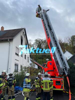 Maisonette-Wohnung in Vollbrand - Zwei verletzte Personen bei Vollbrand im Dachgeschoss
