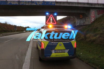 Auto überschlägt sich auf A38 bei Leipzig nach Ausfallmanöver - Autofahrer überschlägt sich im Straßengraben - Zwei Verletzte