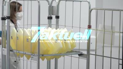 Impfzentrum Stuttgart: Impfstoff-Aufbereitung und Durchgang mit Tönen an allen Stationen des Impfzentrums - ausf. auch der Leiter