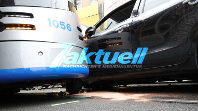 Auto zwischen Straßenbahnen eingequetscht 