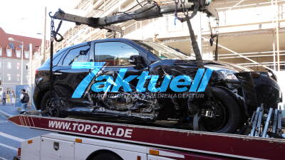 Auto zwischen Straßenbahnen eingequetscht 