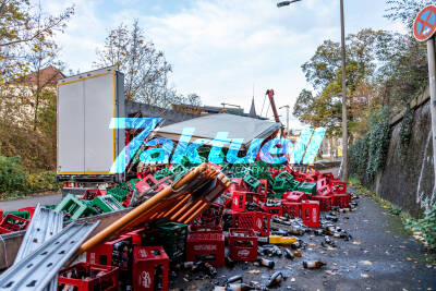Überall Leergut! Hoher Sachschaden nach Umkippen des Lkw - Leergut auf Straße und Gehweg