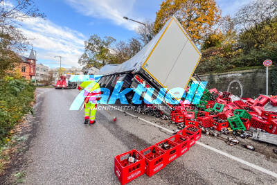 Überall Leergut! Hoher Sachschaden nach Umkippen des Lkw - Leergut auf Straße und Gehweg