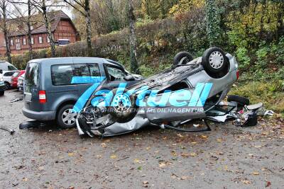 Spektakulärer Crash: Audi durchbricht Hecke, stürzt den Abhang hinab, kollidiert mit einem Baum und prallt in einen auf dem Firmenparkplatz geparkten VW