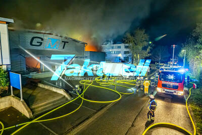 8 Millionen Schaden bei Lagerhallenvollbrand - Plötzlich schießen Feuerwerksraketen aus dem Feuer (on tape!) - Einige Rettungskräfte ziehen sich zurück - Massiver Industriebrand