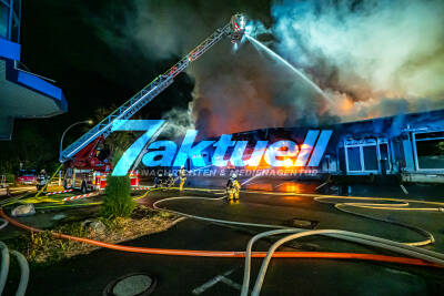 8 Millionen Schaden bei Lagerhallenvollbrand - Plötzlich schießen Feuerwerksraketen aus dem Feuer (on tape!) - Einige Rettungskräfte ziehen sich zurück - Massiver Industriebrand