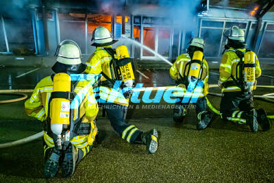 8 Millionen Schaden bei Lagerhallenvollbrand - Plötzlich schießen Feuerwerksraketen aus dem Feuer (on tape!) - Einige Rettungskräfte ziehen sich zurück - Massiver Industriebrand