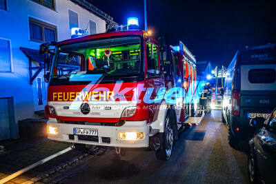 Offener Dachstuhlbrand in Wäschenbeuren - Feuerwehr verhindert weitere Ausbreitung des Feuers